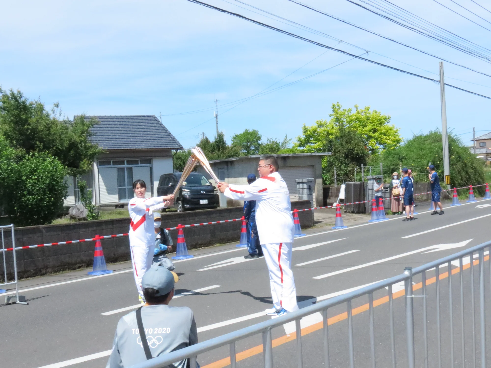 東京2020オリンピック聖火ランナー - 聖火トーチを持つ岩切のぶや